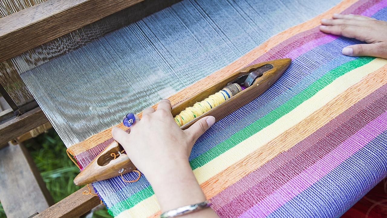 The Quiet Language of Selvedge: What Fabric Edges Tell Collectors